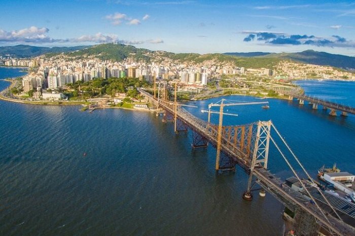 Centrotur で Balneário Camboriú と地域からフロリアノポリス空港に移動、提供元：Centrotur Turismo ...